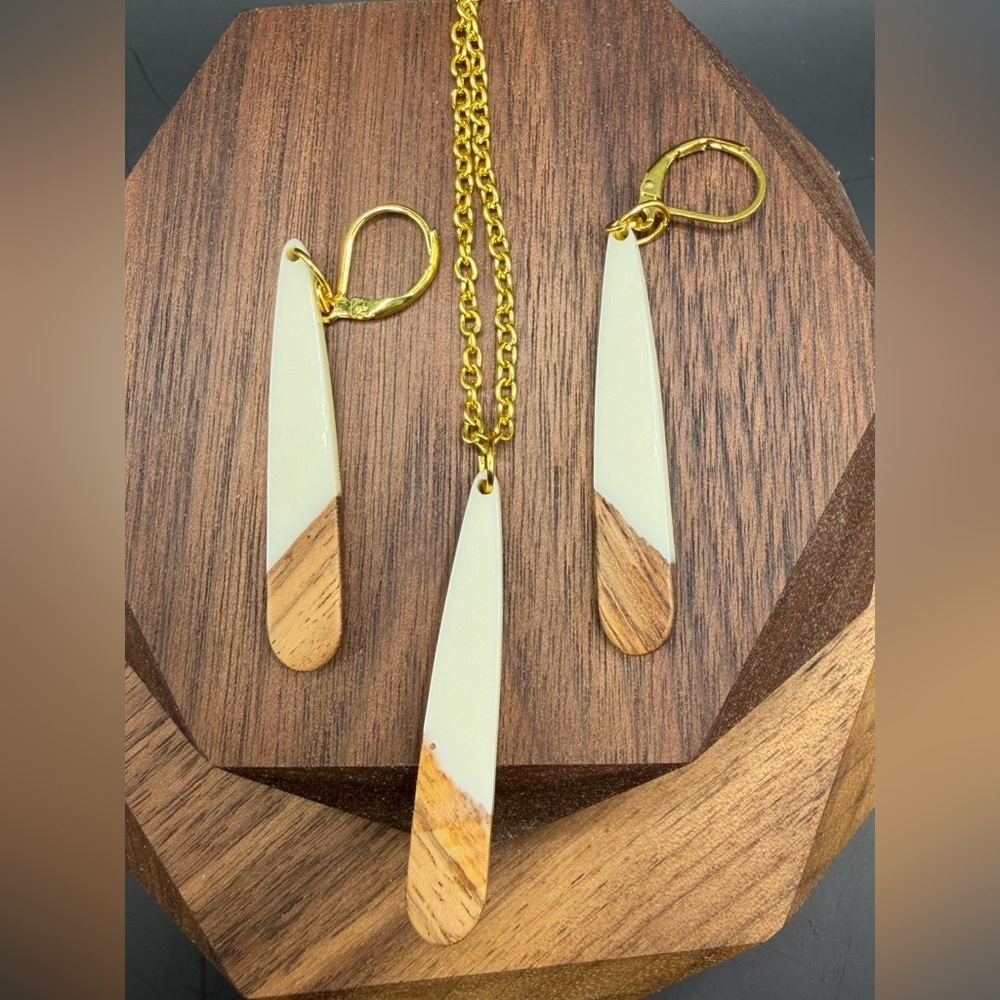 ✨ Handmade Wood & Resin Jewelry Set (Earrings + Necklace) ✨ - Picture 7 of 12
